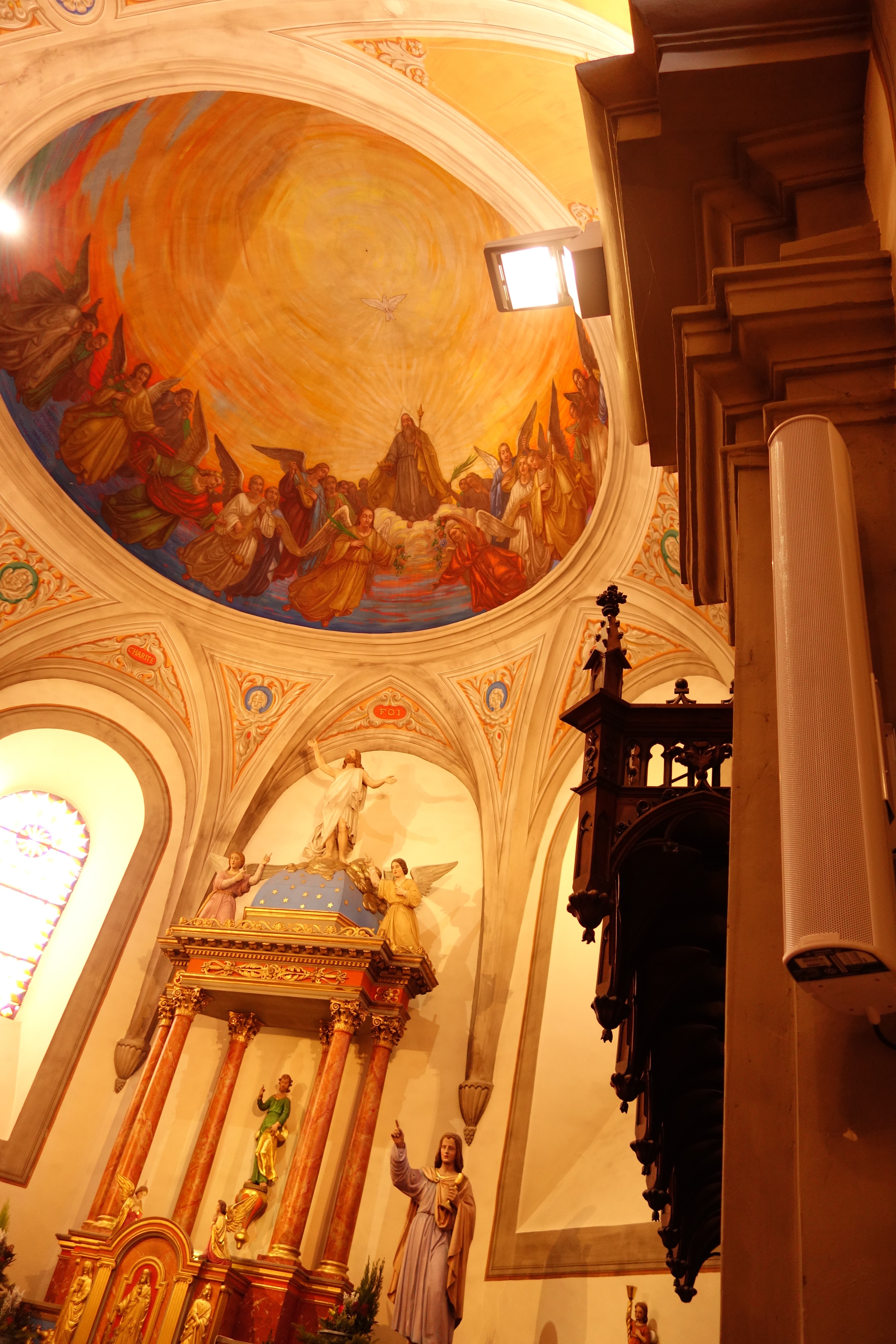 Haut-parleur intégré dans une église