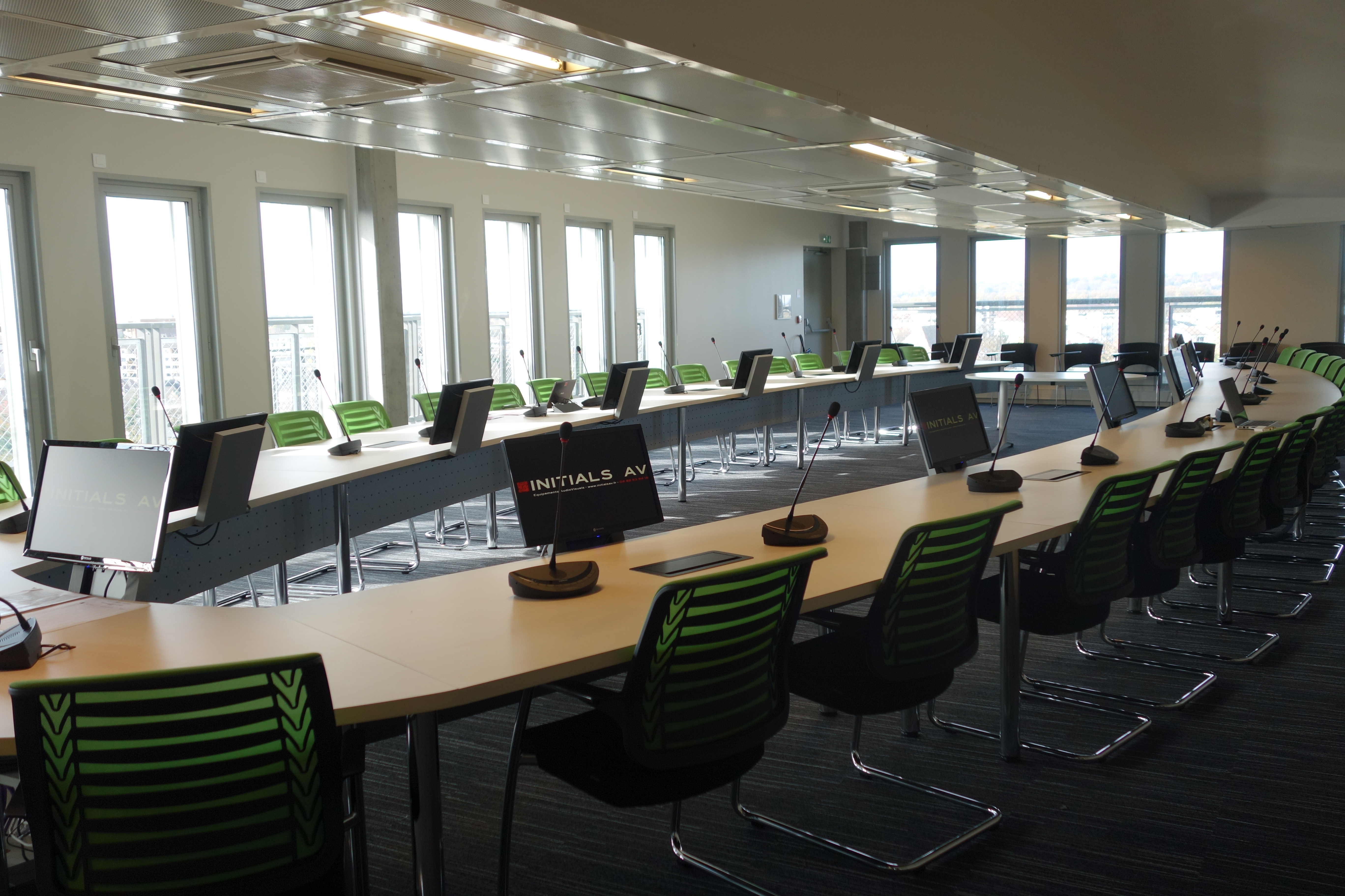 Salle de réunion équipée et accompagnement client